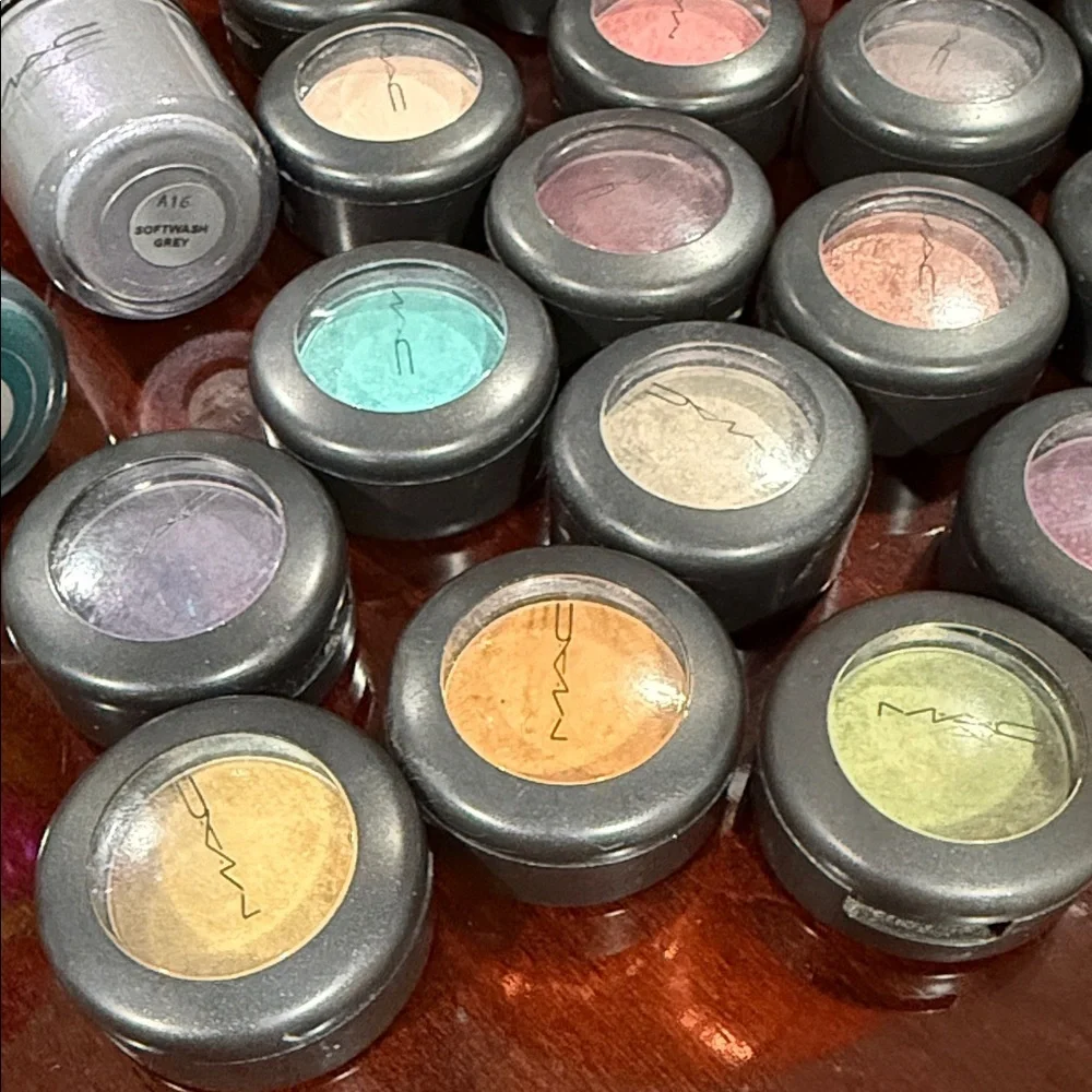 21 MAC Cosmetics Vibrant Eyeshadow Collection